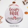 Значка с розов брокат и роза Team Bride за моминско парти и сватба 3